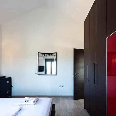 Manouel Villa *
